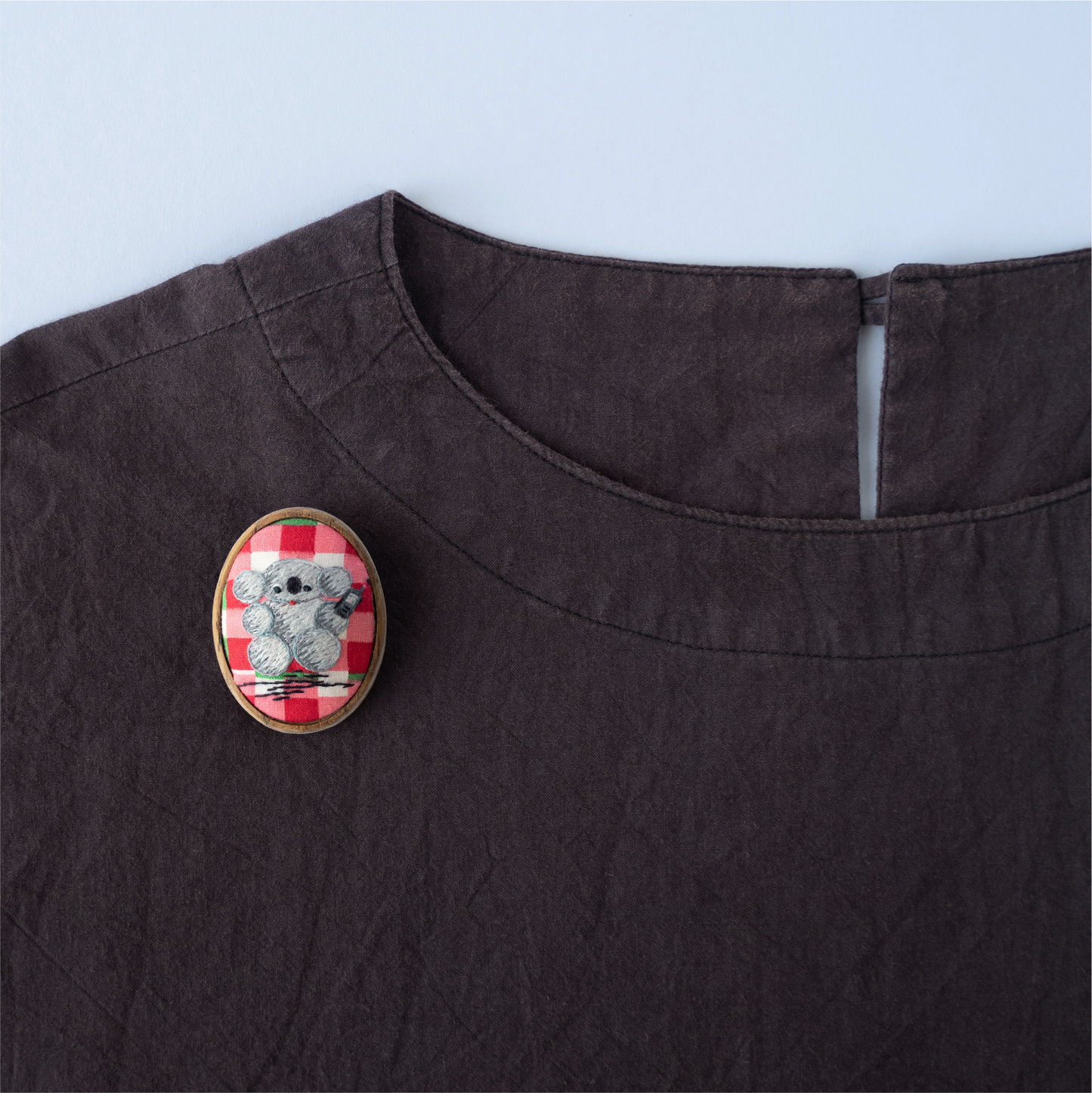 トランシーバーで話すコアラ