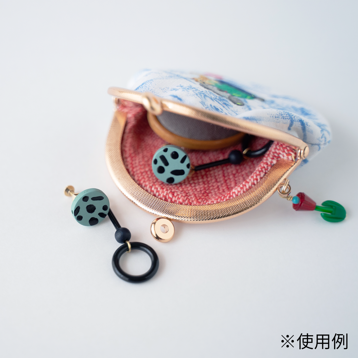 猫とテニスボール(茶)