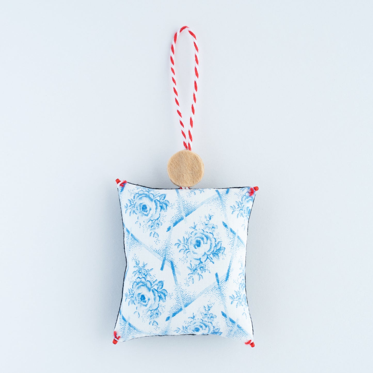 パーティーで、ドーナツを縦に重ねるコアラ