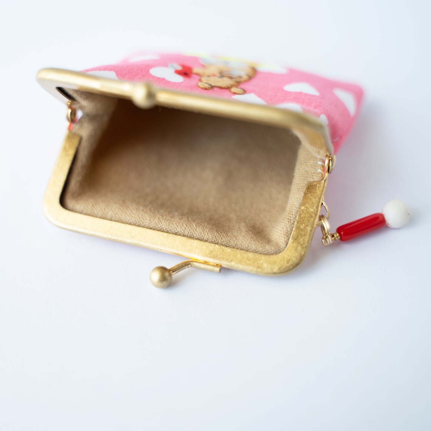 ドーナツと記念写真を撮る、くま