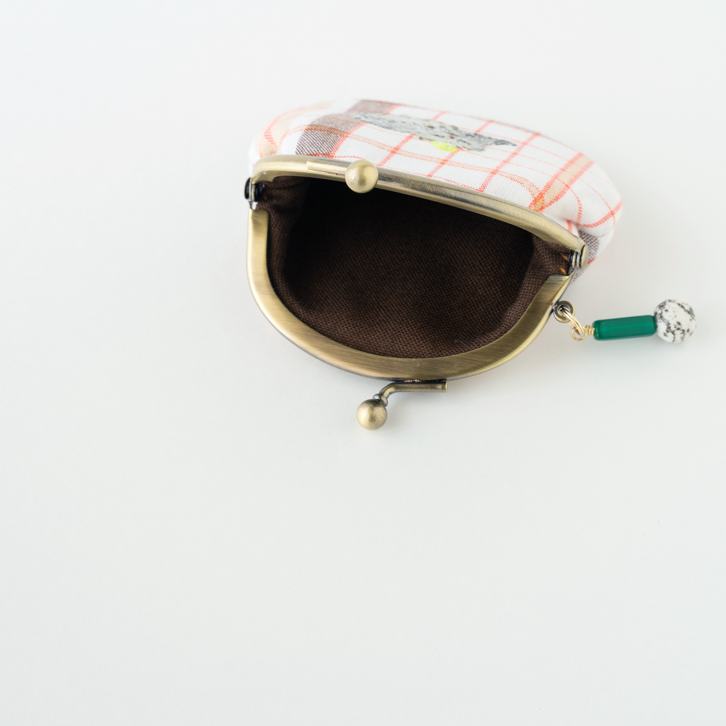猫とテニスボール(チェック)