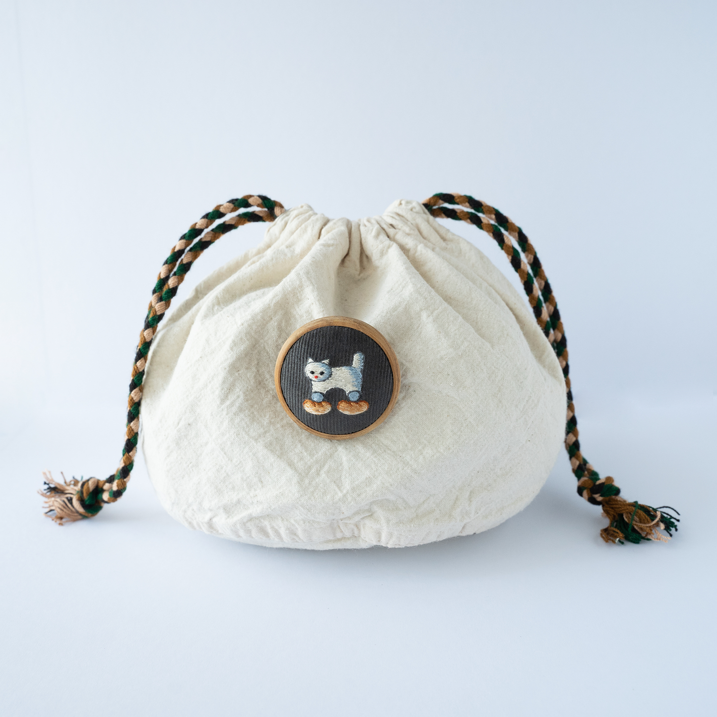 コッペパンの上に乗る子猫