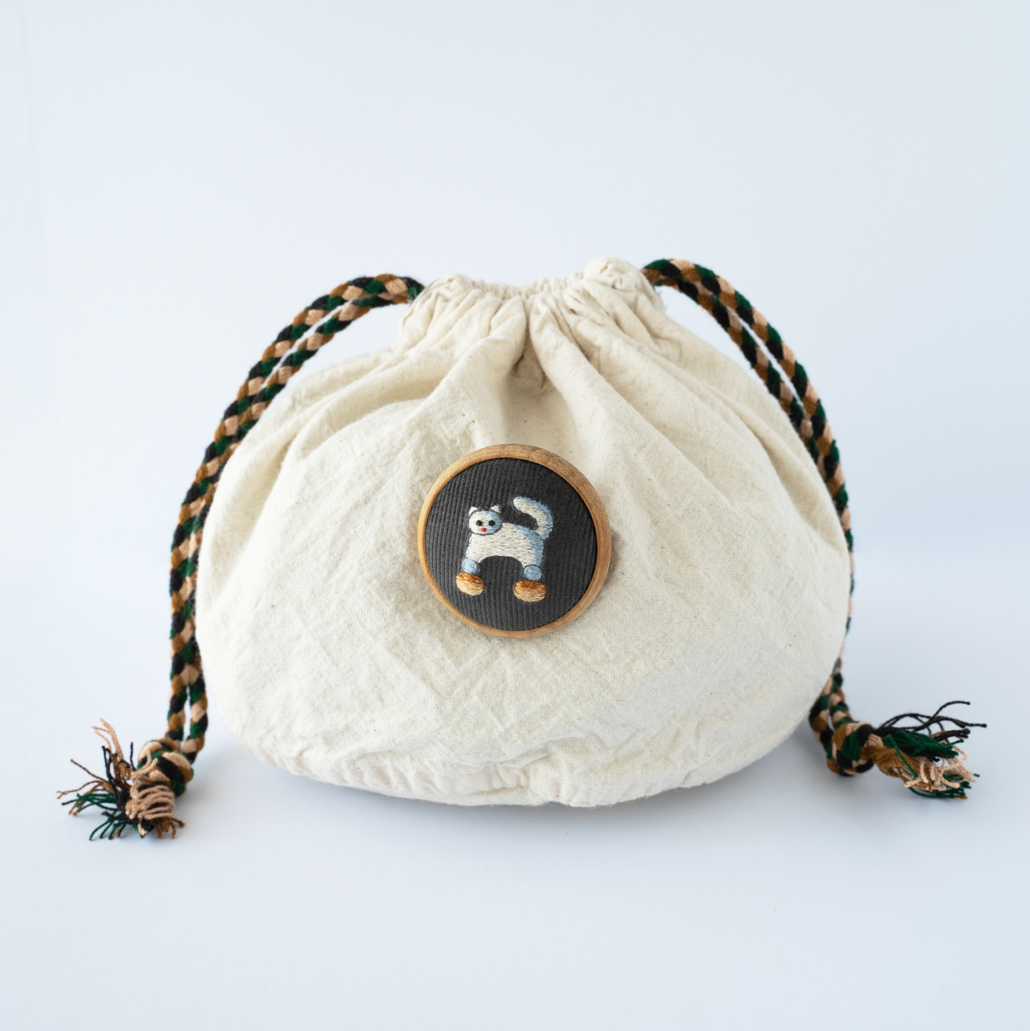 スコーンに乗って、こっちを見てくる猫