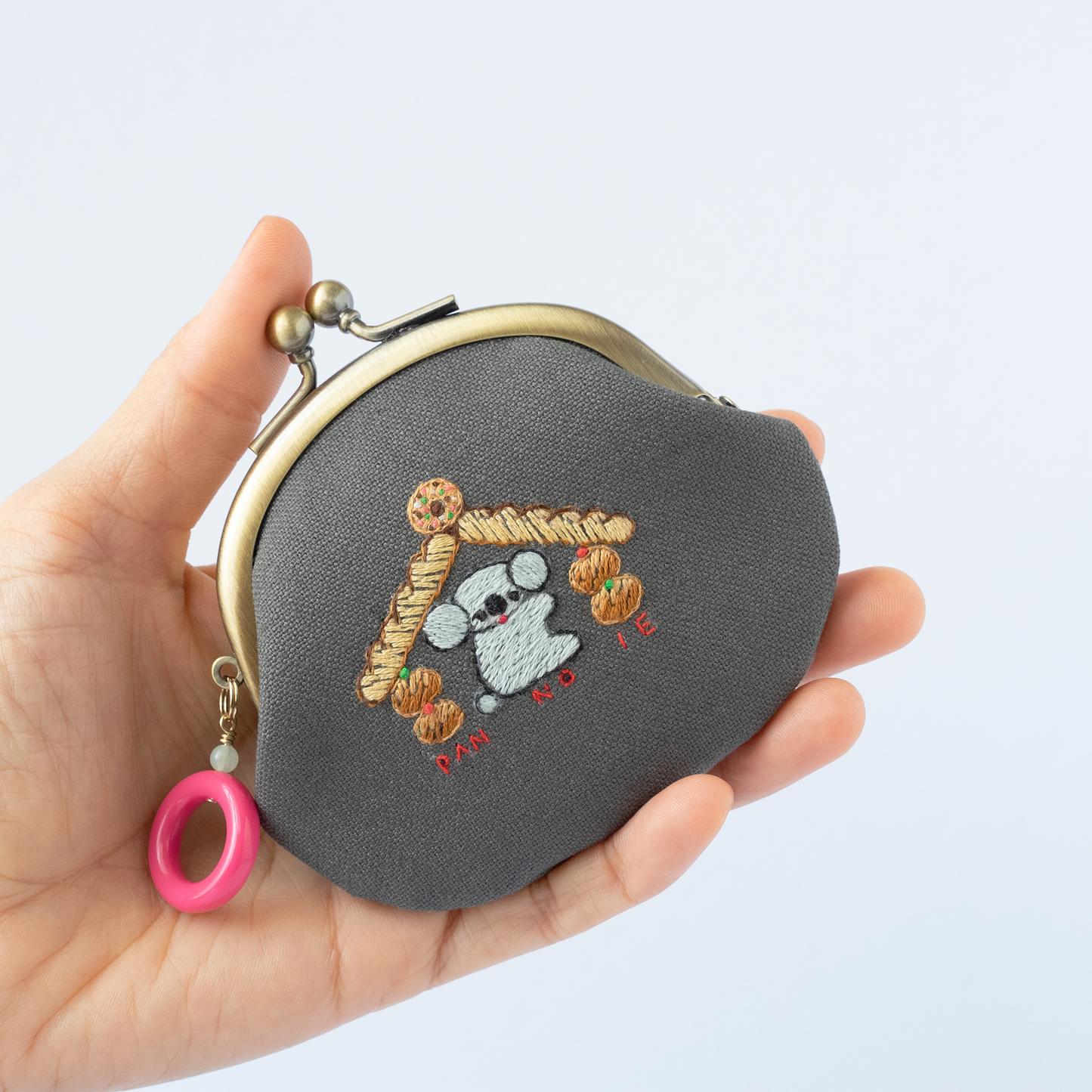 パンで家をつくるコアラ