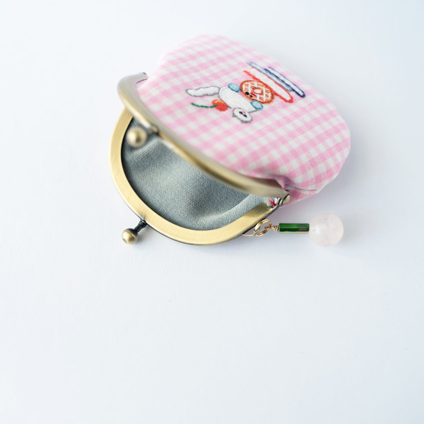 本とドーナツの上で、バランスをとる猫