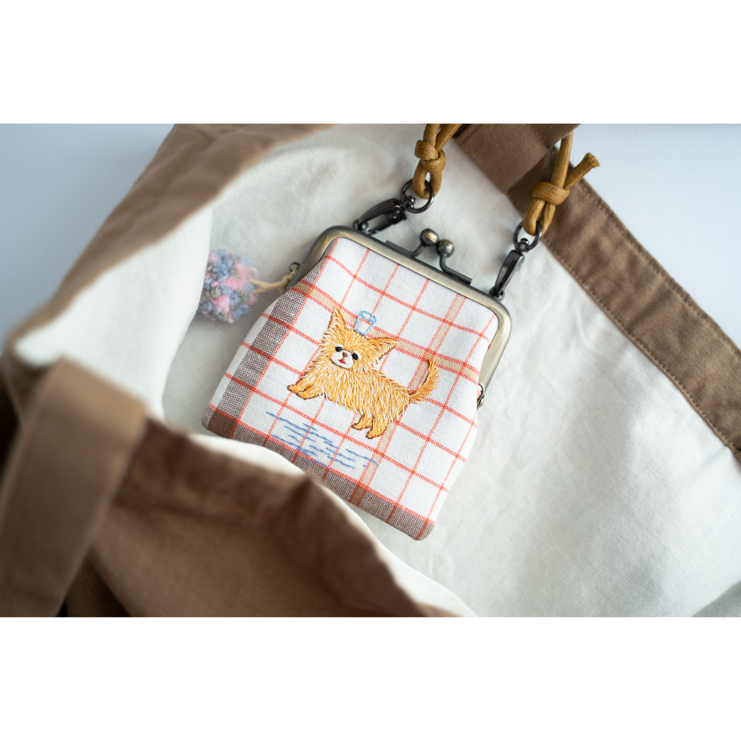 浮く犬シリーズ・ミルクを頭にのせたチワワ